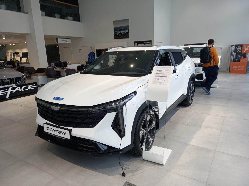 «Все в порядке, работаем»: Geely опровергла закрытие дилерских центров в России